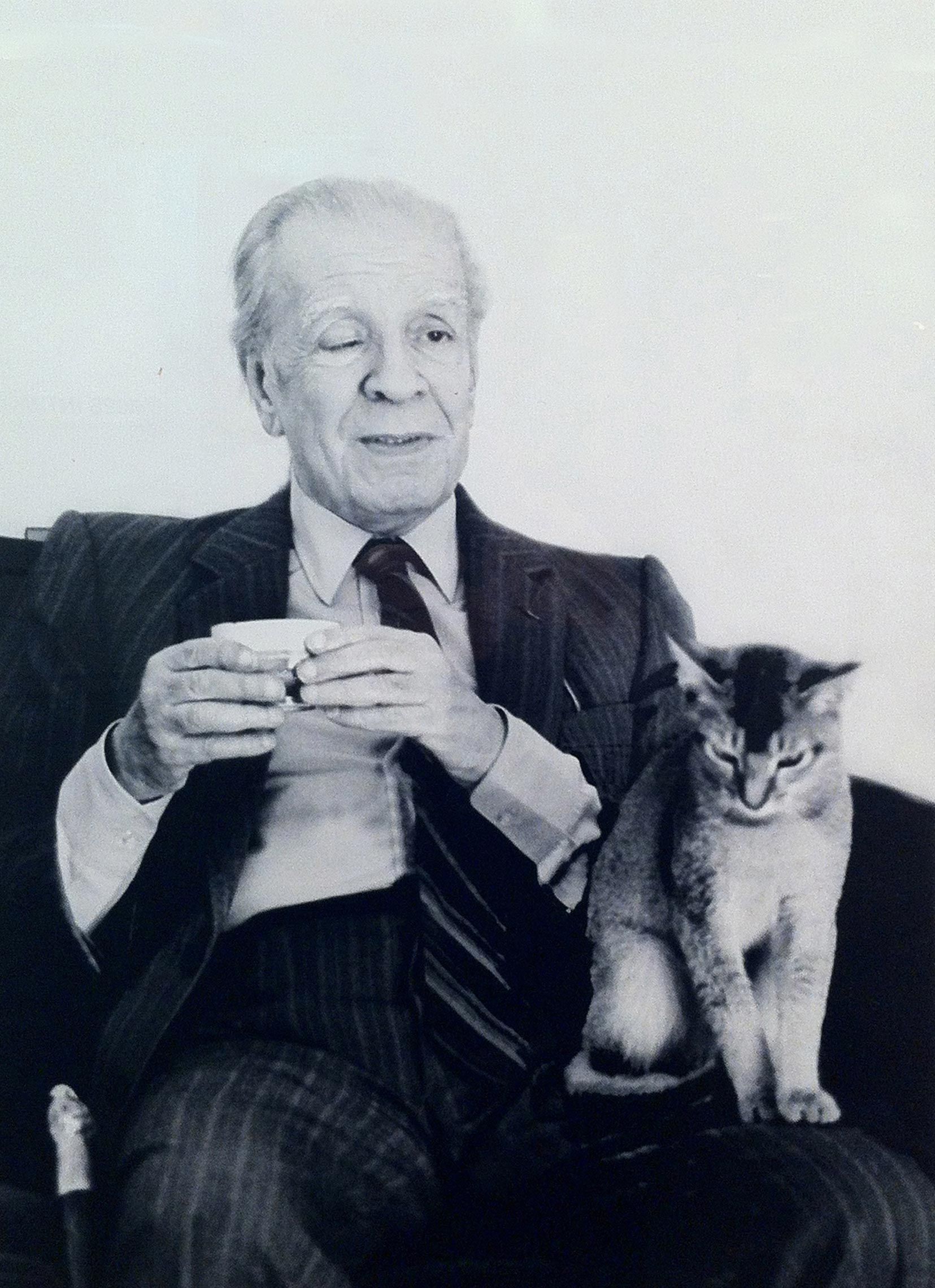 Jorge Luis Borges con uno de sus gatos